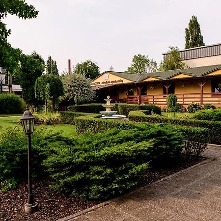 Hotel Slnecny Dvor Michalovce Exteriör bild