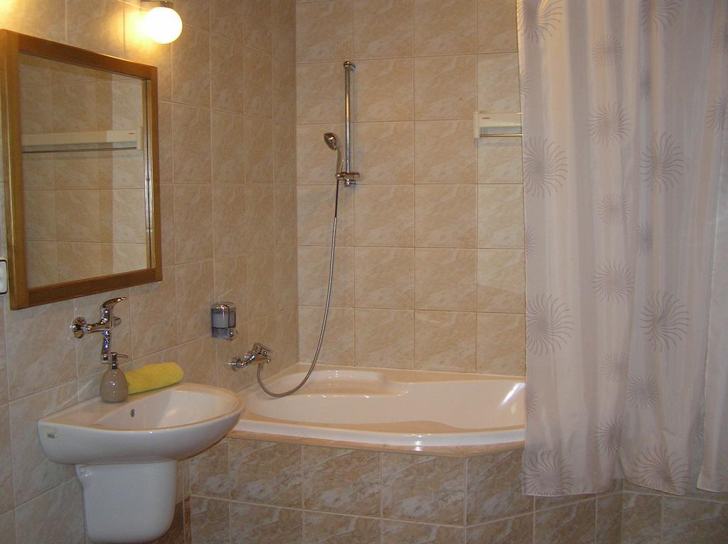 Hotel Slnecny Dvor Michalovce Rum bild