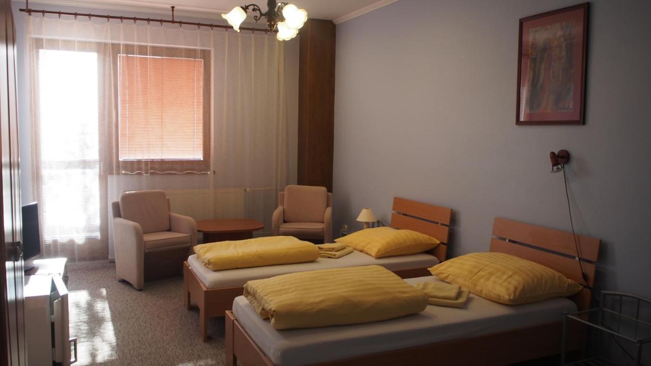 Hotel Slnecny Dvor Michalovce Exteriör bild