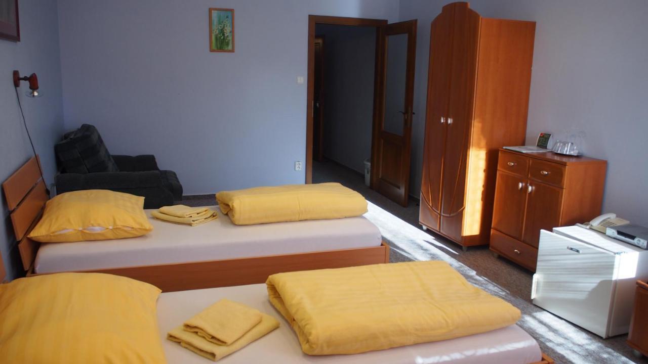 Hotel Slnecny Dvor Michalovce Exteriör bild