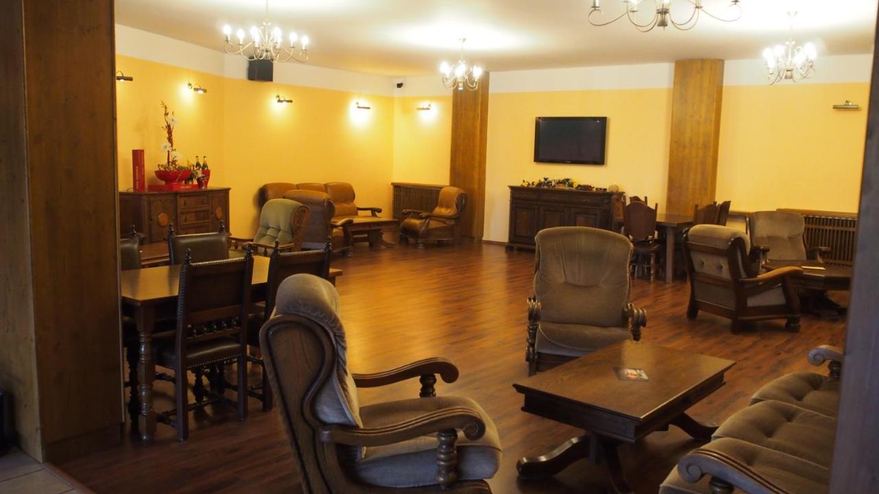 Hotel Slnecny Dvor Michalovce Exteriör bild