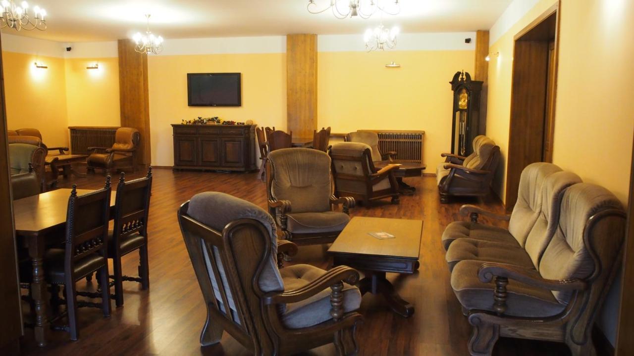 Hotel Slnecny Dvor Michalovce Exteriör bild