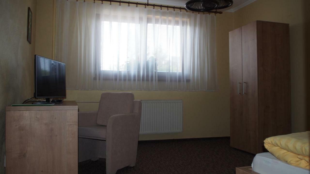 Hotel Slnecny Dvor Michalovce Exteriör bild