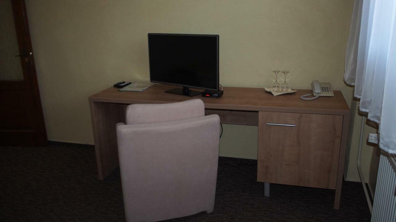 Hotel Slnecny Dvor Michalovce Exteriör bild