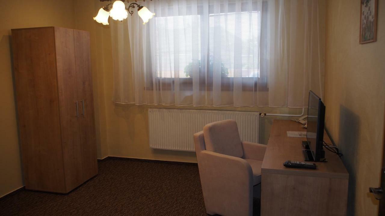 Hotel Slnecny Dvor Michalovce Exteriör bild